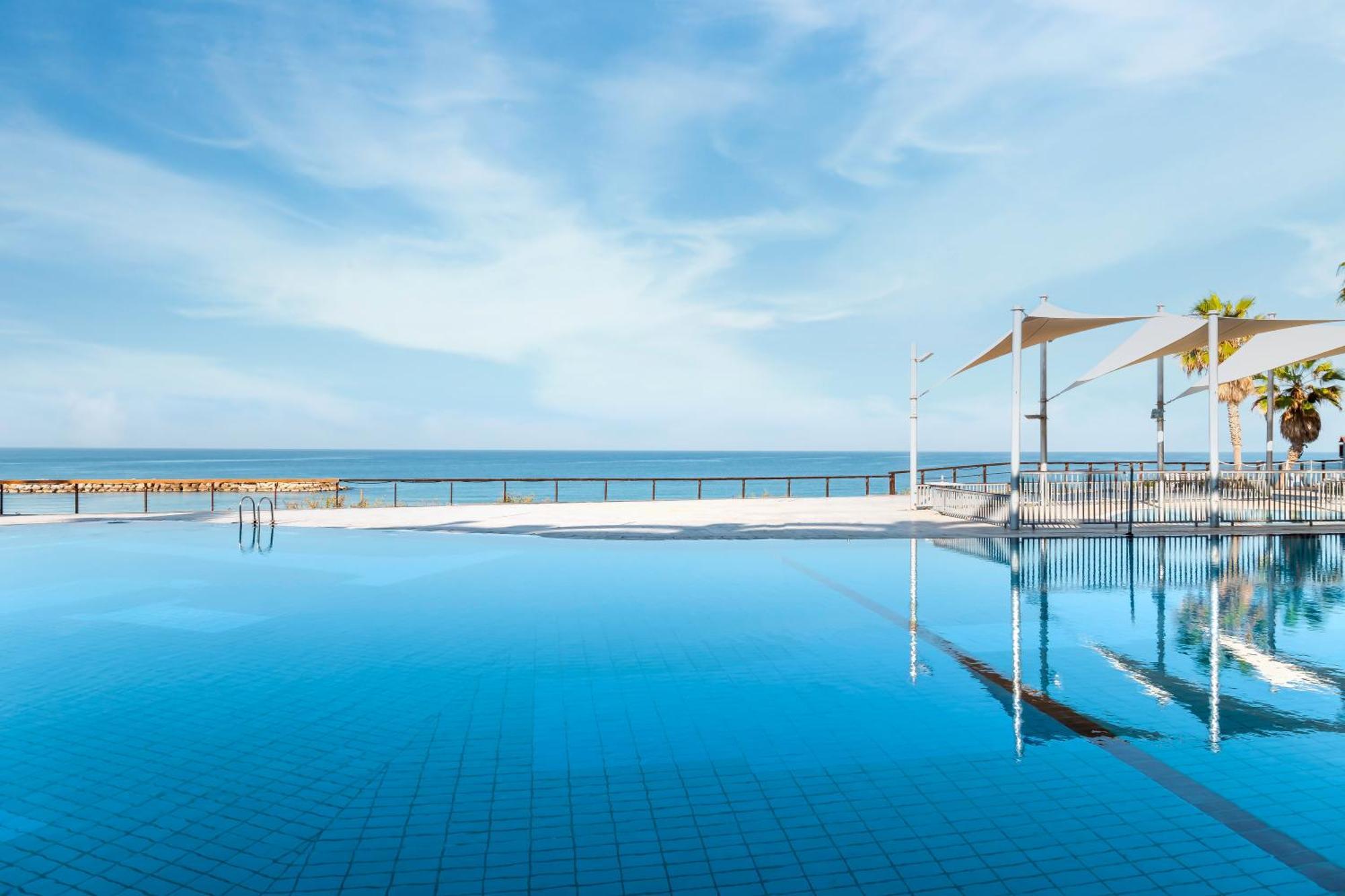 Daniel Herzliya Hotel Exteriér fotografie Infinity pool at the hotel