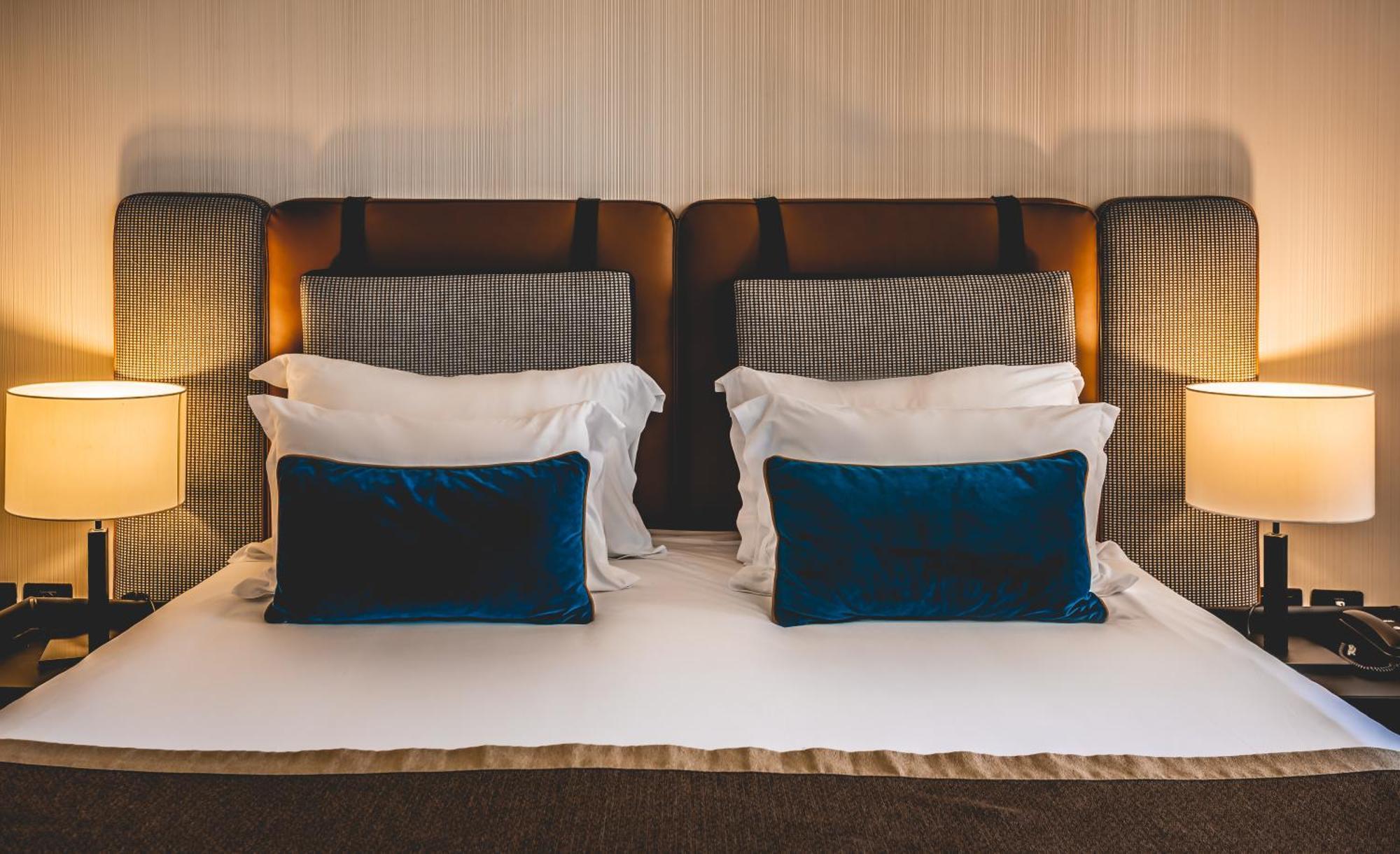 Daniel Herzliya Hotel Exteriér fotografie A bed with two pillows