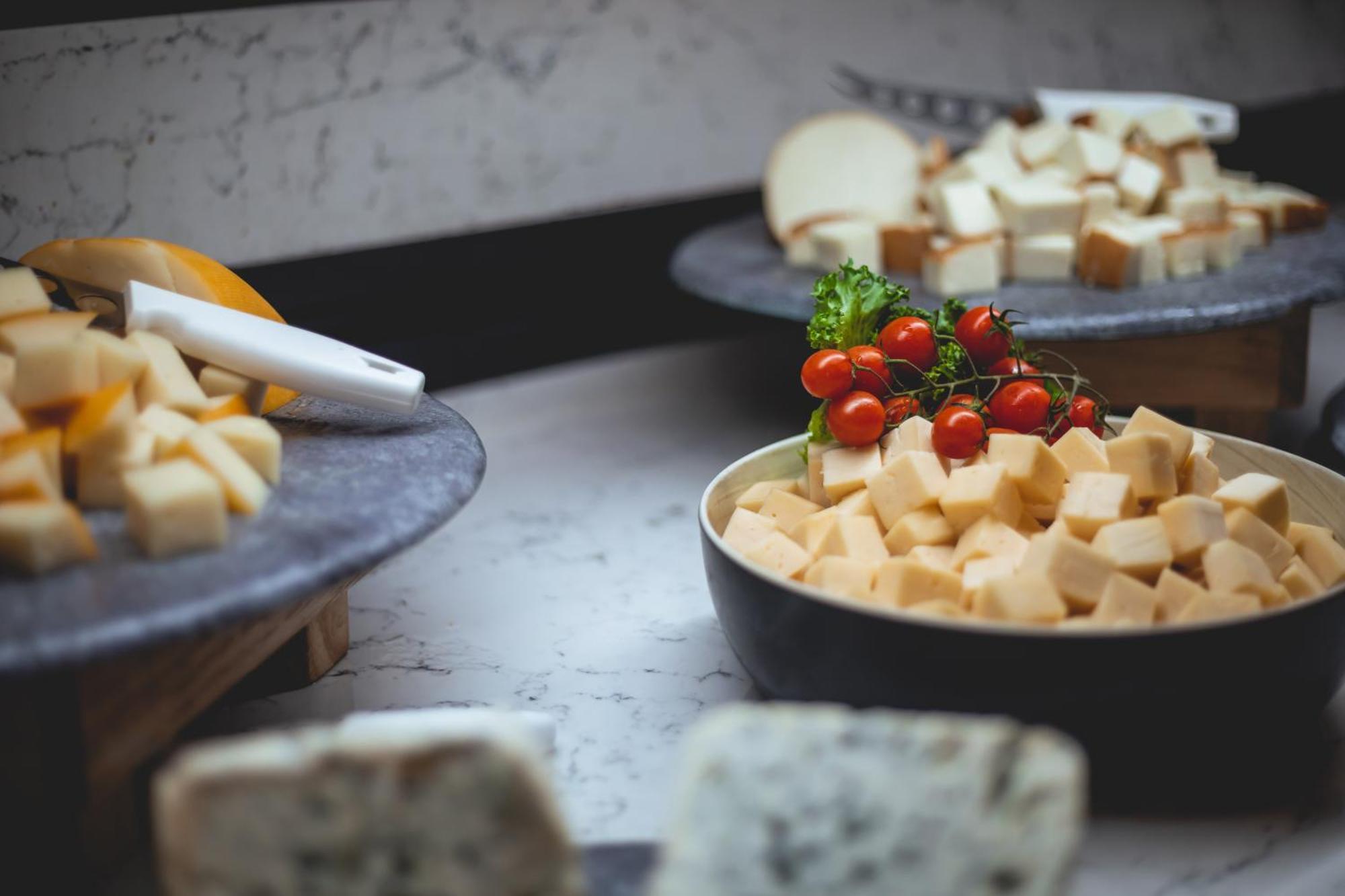 Daniel Herzliya Hotel Exteriér fotografie Cheese at a buffet