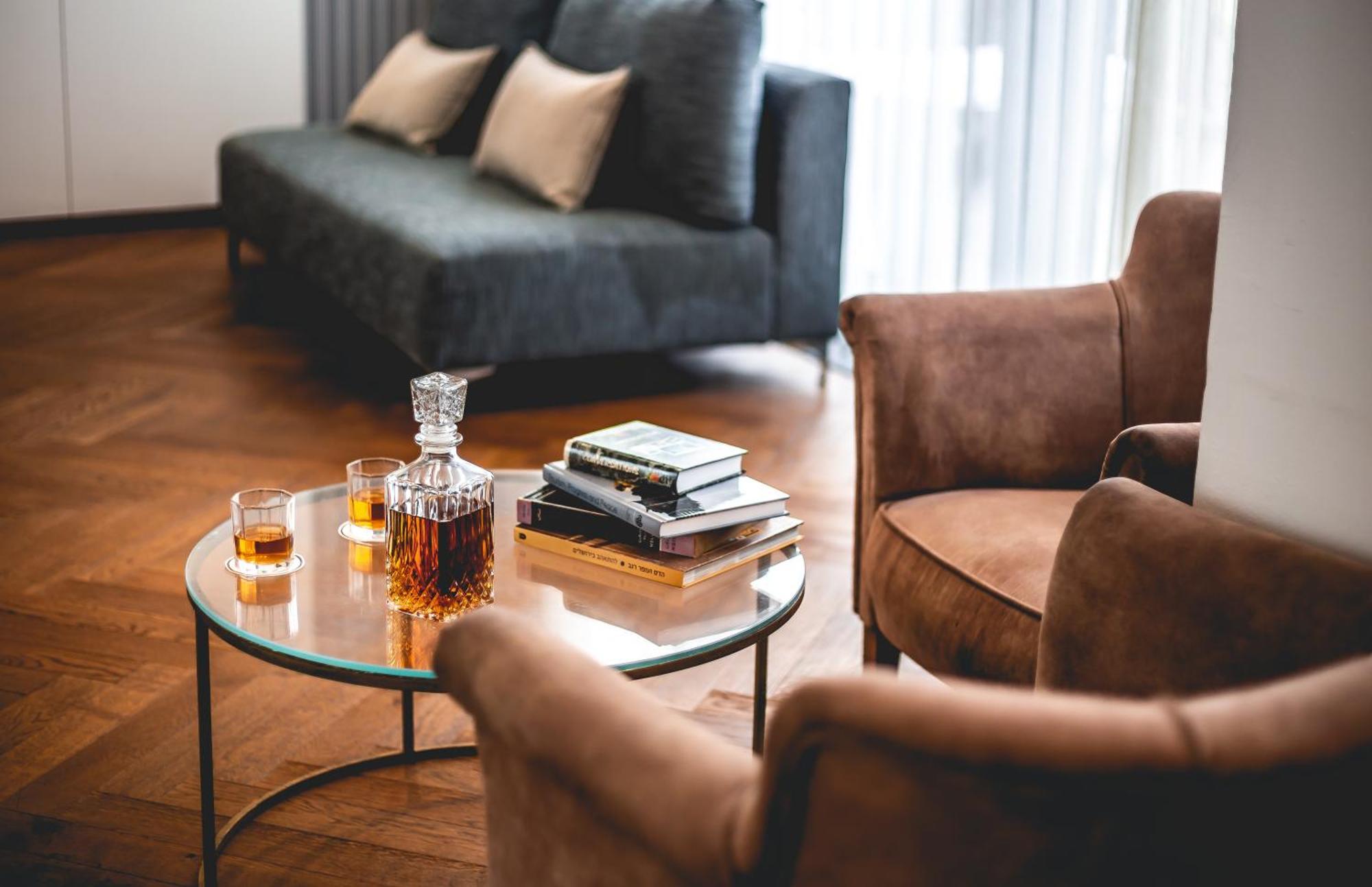 Daniel Herzliya Hotel Exteriér fotografie A living room with a coffee table